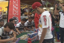 Dorados con buena repuesta de aficionados en la firma de autografos.