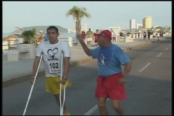 Julio Solórzano de Michoacán gana el primer lugar de la Carrera Pedestre en Muletas 2014