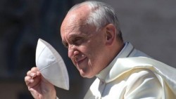 El Papa dona su solideo para subasta a favor de gitanos
