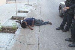 No estaba muerto.... estaba dormido en media banqueta.