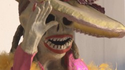 Adultos mayores hacen "magia" con papel mache