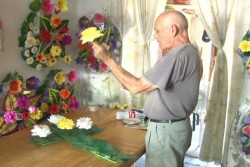 Raúl Medrano  mantiene viva la tradición de las coronas de día de muertos