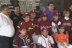 Recuerdan al Dr. Rodelo en salón de inmortales