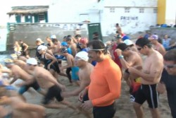 Carlos Lara, conquistó la novena travesia puntuable de natación en playa norte.