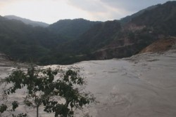 Retiran material vertido en río por derrame de mina en Concordia