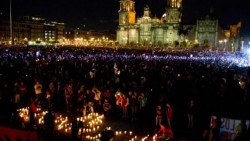 Marchan en el DF por los normalistas de Ayotzinapa