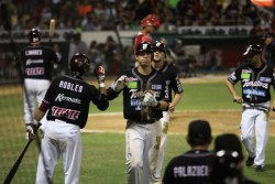 Joey Meneses aporta en el triunfo de Tomateros sobre Venados