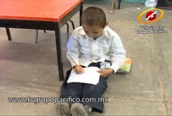Alumnos del Kinder "Estrellita" en Fundición reciben clases en el piso: necesitan 36 sillas nuevas.
