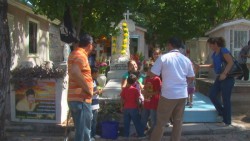 Sinaloenses mantienen viva la tradición del día de muertos