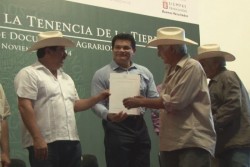 Entregan certificados parcelarios abandonados por gobierno federal panista