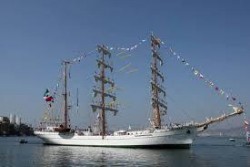 Cientos visitan el velero Cuauhtémoc que atraca en el puerto