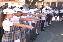 Rinden protesta pequeños observadores de la campaña Juguemos Limpio