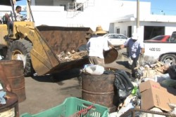 Llegada de camaronerso genera cerros de basura en los muelles