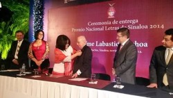 Jaime Labastida Ochoa recibe el premio letras de Sinaloa 2014