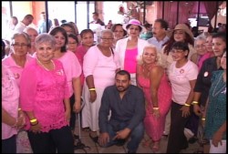 Mujeres sobrevivientes del cáncer reciben prótesis de mama