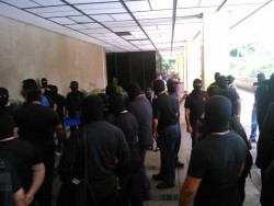 Policias exigen reinstalación; protestan en Gobierno pero no llegan a ningún acuerdo