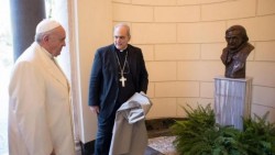 El papa rifará sus regalos