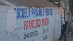 Cierran escuela en presión para destituir a directora.