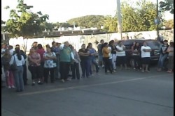 Padres de familia de la Secundaria 2 impiden ingreso de alumna problema