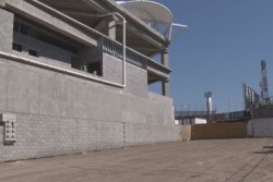 Abren paso del estadio de beisbol sobre puestos