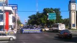Marchan policías despedidos