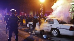 Disturbios en Ferguson tras exoneración de policía; incendian patrulla