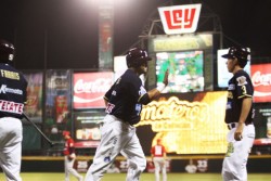 Tomateros apalea 15-5 a Mayos y gana el primero de la serie