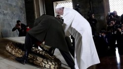 El Papa de visita en el mausoleo de Atatürk