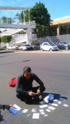 Policía dado de baja toma calle frente al Congreso del Estado