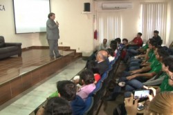 Exponen sistema educativo comunitario ante estudiantes de la UPSIN