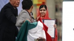 Joven con bandera mexicana irrumpe en entrega del Nobel