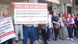 Docentes de Los Mochis se manifiestan en las instalaciones del SNTE 27 en Culiacán
