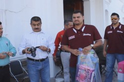 Tomateros entregan regalos a niños de STASAC
