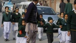 Más de cien muertos en asalto a escuela de Pakistán