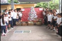 Alumnos y padres de familia elaboran piñatas