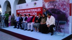 Entregan material para la construcción