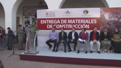 Ayuntamiento y Mariana Trinitaria entregan apoyos para la construcción.