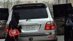 Acusan de terrorismo a 2 mujeres en Arabia Saudita por conducir
