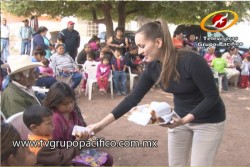 Recorre DIF comunidades rurales por Rosca de Reyes