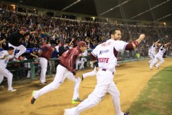 En dramatico encuentro Tomateros gana 8-7 a Águilas el primero de semifinales