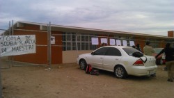 Toman escuela primaria en Cedros