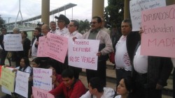 Protestan contra lectura de iniciativa de hospitales.