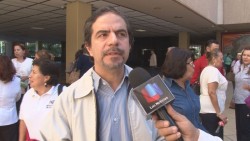 Se manifiestan trabajadores de la ENEES en palacio de gobierno