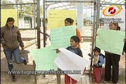 Solicitan baños dignos para sus hijos