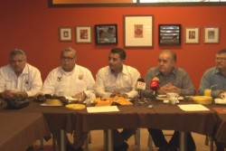 Celebridades vienen a develación de estatua de "JC CHÁVEZ "