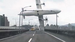 23 muertos al estrellarse avión en Taiwan