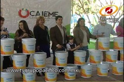 Entregan cubetas de pinturas para planteles educativos.