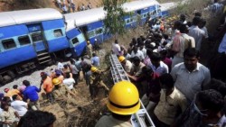 Se descarrila tren en la India, deja 11 muertos