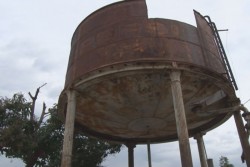Piden que retiren tinaco que surtía de agua al tacuarinero