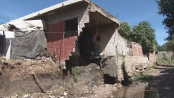 Sin opciones familias que habitan a un costado del arroyo en la López Mateos